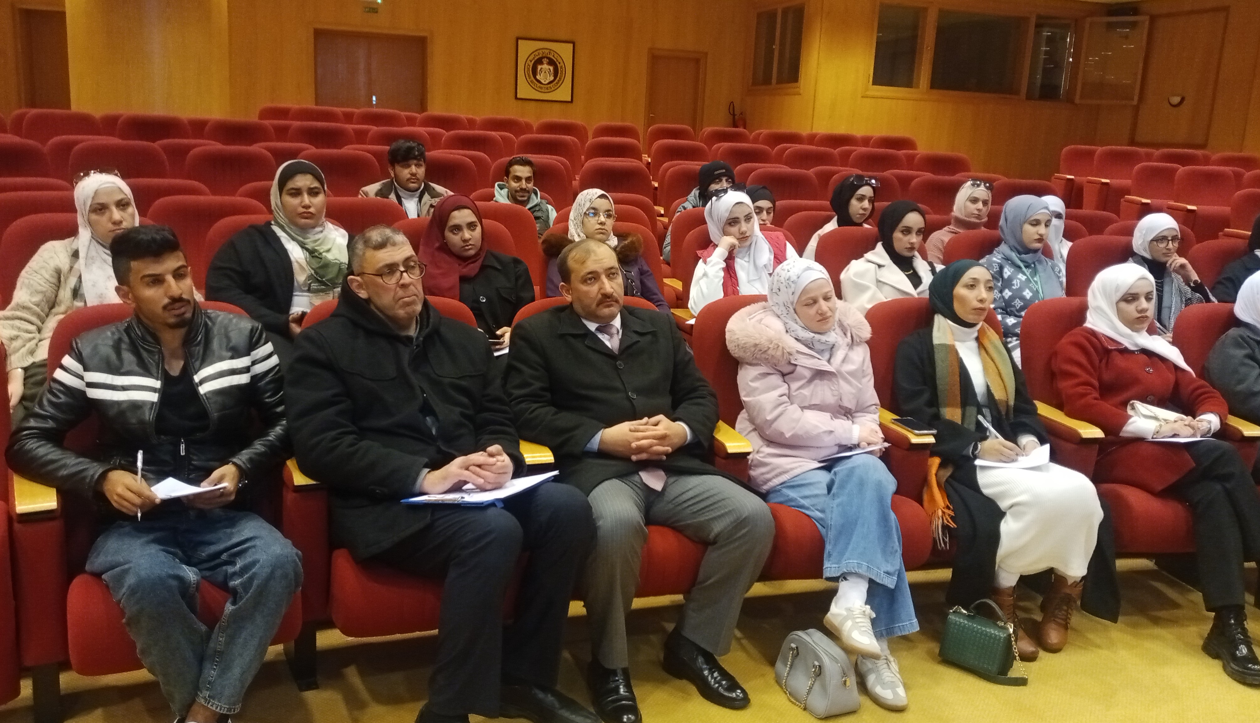 خلال محاضرة طلبة الزرقاء